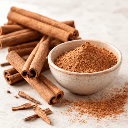 Zimtstangen neben einer Schale mit Zimtpulver